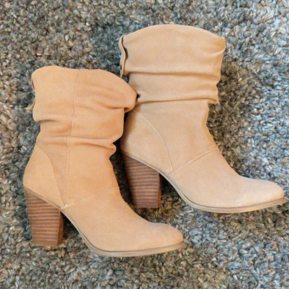 ALDO pull on suede boots - Picture 1 of 8